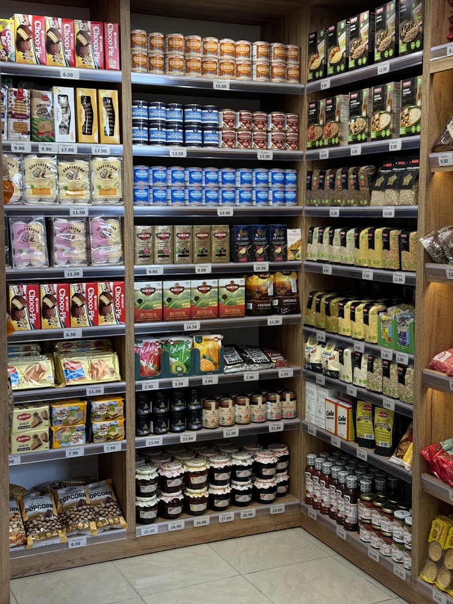 Rafturi cu produse în interiorul Berezka Cluj